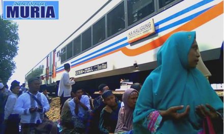 Tak Kebagian Tempat Maulid Kanzussholawat Pekalongan , Jamaahpun ikuti Mulid dari Pinggir Rel Kereta Api