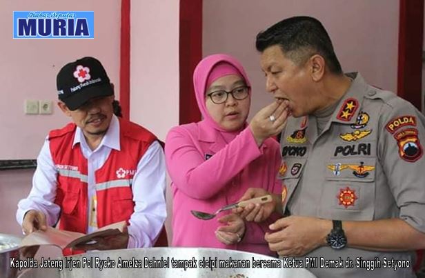 Kapolda Jateng Kunjungi Dapur Umum PMI Demak,  Cicipi Menu Untuk Pengungsi Banjir