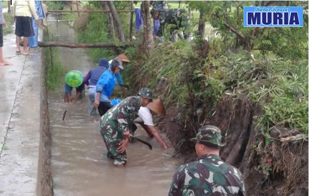 Anggota Koramil Trangkil dan Petani Bersihkan Saluran Cegah Banjir