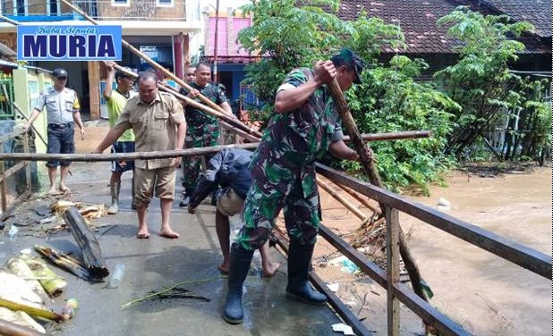 Cegah Banjir , Sampah Sumbat Jembatan Dengkek Pati di Eksekusi