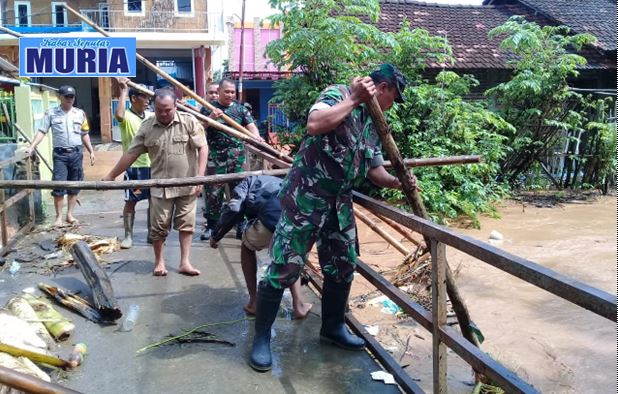 Cegah Banjir , Sampah Sumbat Jembatan Dengkek Pati di Eksekusi