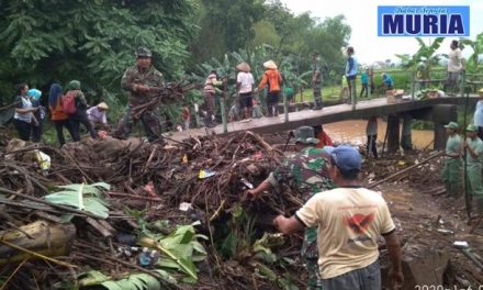 Anggota Koramil 12 Margorejo Pati dan Warga desa Bersihkan Sampah Sungai Langkir