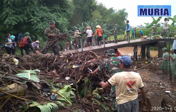 Anggota Koramil 12 Margorejo Pati dan Warga desa Bersihkan Sampah Sungai Langkir