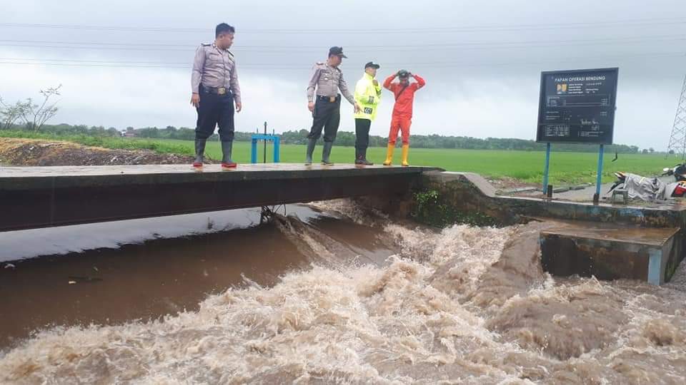 Polsek Kalinyamatan Cek Debit Sungai Batu Kali