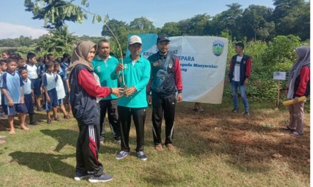 KKN UPGRIS SEMARANG ,PEMDES DAN SISWA SDN 01 KRAPYAK TANAM 115 POHON UNTUK LESTARIKAN ALAM