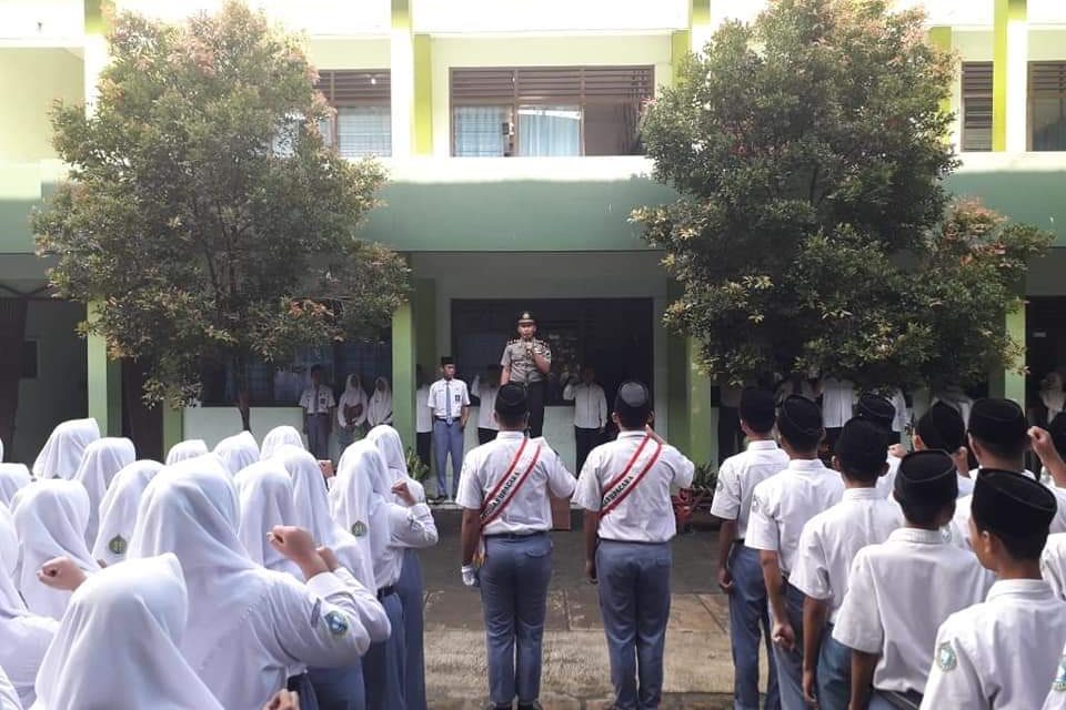 Kapolsek Kalinyamatan Pembina Upacara di MA Darul Ulum Purwogondo Jepara