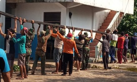 TNI dan Warga Gotongroyong di  MI Matholiul Ulum Wonosekar Pati