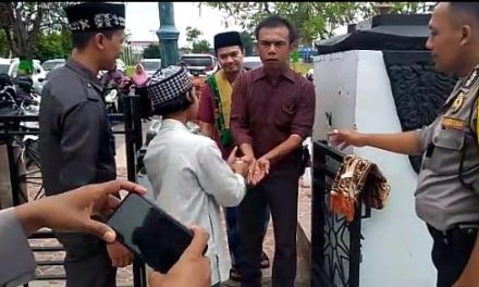 Jamaah Sholat Jumat Di Masjid Agung Demak Wajib Gunakan Hand Sanitizer