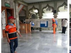 Masjid di Wedungpun Tak Luput disemprot Disinfektan