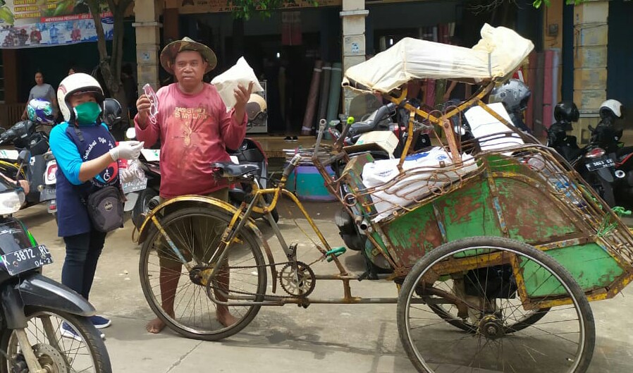 Komunitas Pejuang Sedekah Dan Komunitas Juang Jepara Berbagi dengan sesama Terdampak Covid 19