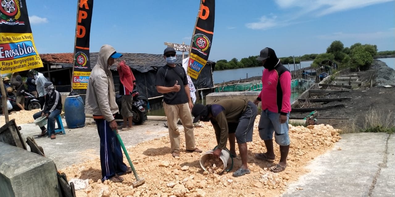 Khubbulwathon Desa Babalan Demak  Adakan kegiatan Mengurug Jalan yang rusak