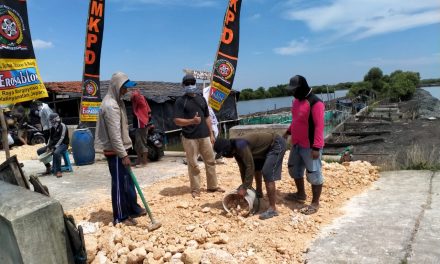 Khubbulwathon Desa Babalan Demak  Adakan kegiatan Mengurug Jalan yang rusak