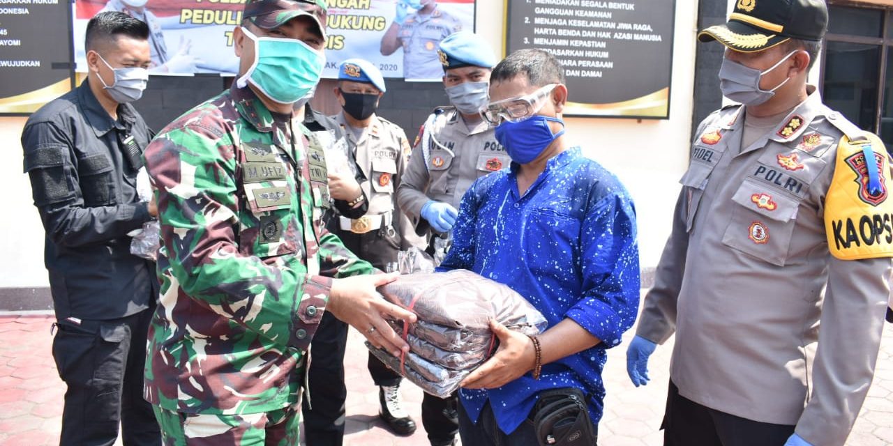 Peduli Kesehatan Jurnalis Liput Covid-19, Kapolres dan Dandim 0716/Demak Berikan Bantuan APD