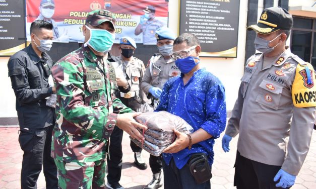 Peduli Kesehatan Jurnalis Liput Covid-19, Kapolres dan Dandim 0716/Demak Berikan Bantuan APD
