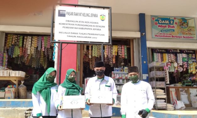 LAZISNU CABANG JEPARA SERBU PASAR KELING BAGIKAN RATUSAN MASKER