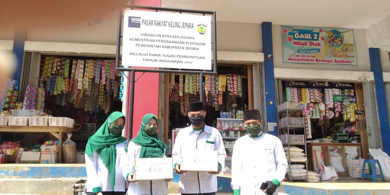 LAZISNU CABANG JEPARA SERBU PASAR KELING BAGIKAN RATUSAN MASKER