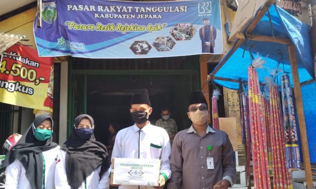 BAGIKAN MASKER GRATIS , LAZISNU JEPARA SASAR PASAR TANGGULASIH TULAKAN