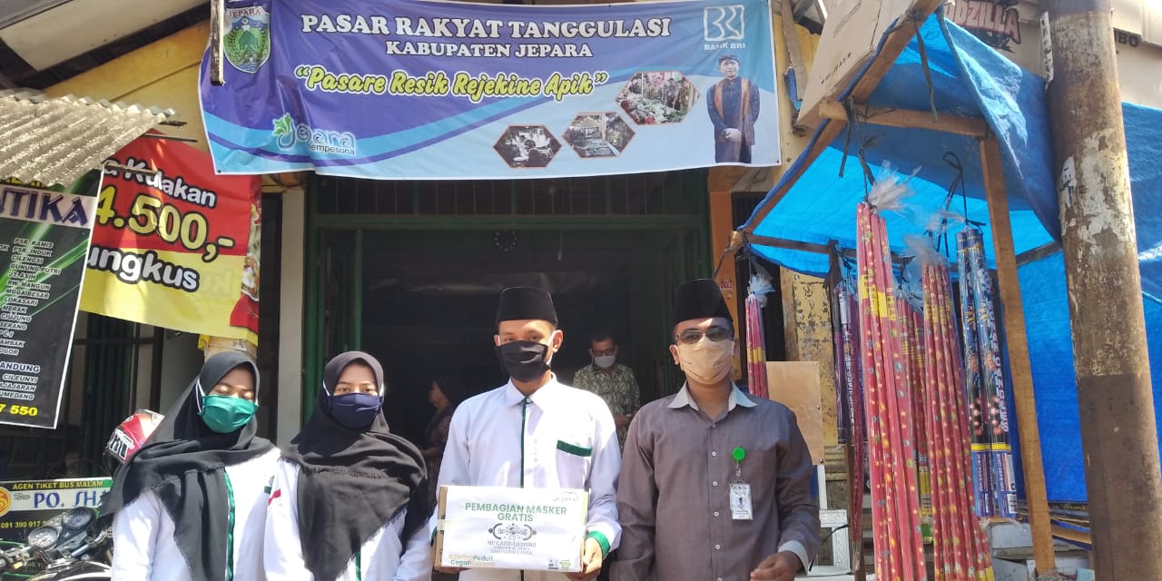 BAGIKAN MASKER GRATIS , LAZISNU JEPARA SASAR PASAR TANGGULASIH TULAKAN
