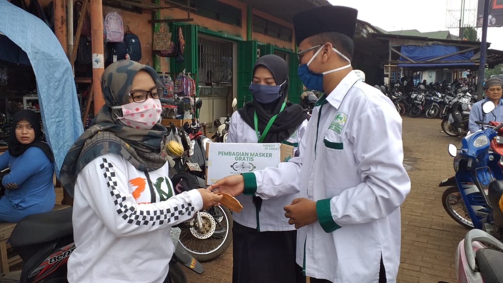 LAZISNU JEPARA KEMBALI BAGIKAN MASKER KEPADA MASYARAKAT DI PASAR MLONGGO