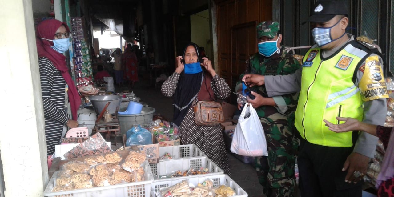 Babinsa dan Bhabinkamtibmas Bagikan Masker di Pasar Bungo