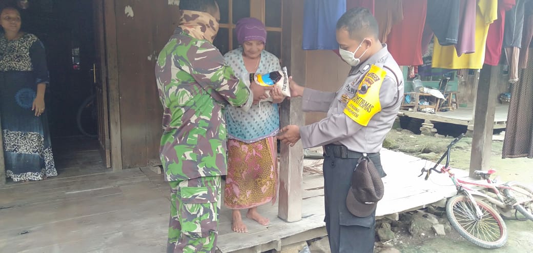 Prihatin Covid-19, Babinsa dan Bhabinkamtibmas Jragung Bagikan Sembako ke Warga