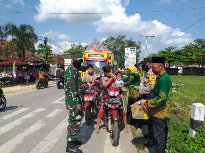 PAC IPNU-IPPNU Kayen Edukasi Masyarakat Lewat Pembagian Masker