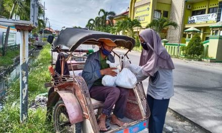 Siswa Siswi MAN Demak Rayakan Kelulusan dengan Bagi Bagi Sembako