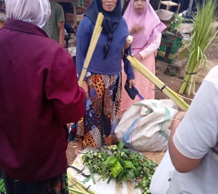 Tradisi Bodho Kupat, Pedagang Janur dan Ketupat Padati Pasar Tradisional