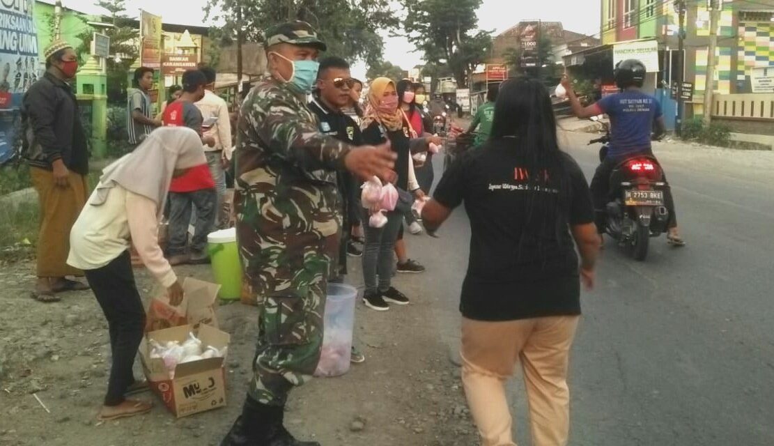 Anggota Koramil 13/Karangawen Bersama komunitas IWSK Bagikan Takjil Pada Warga Dampak Pandemi Covid-19