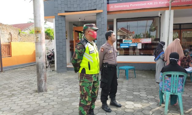 Penyaluran BLT Di Kantor Pos Karangawen dikawal Babinsa dan Bhabinkamtibmas