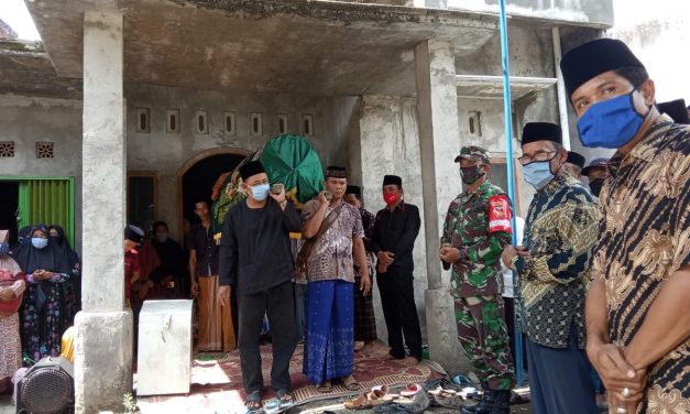 Pererat Silaturahmi ,Babinsa ini Takziyah Ke Warga Desa Binaan