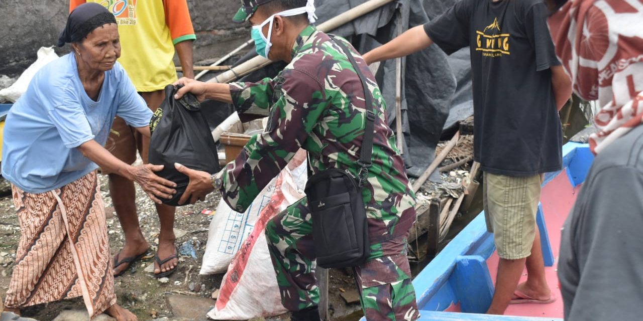 Babinsa Kendalasem Bagikan Sembako Kepada Warga Dengan Menggunakan Perahu