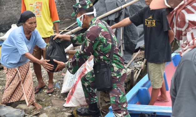 Babinsa Kendalasem Bagikan Sembako Kepada Warga Dengan Menggunakan Perahu
