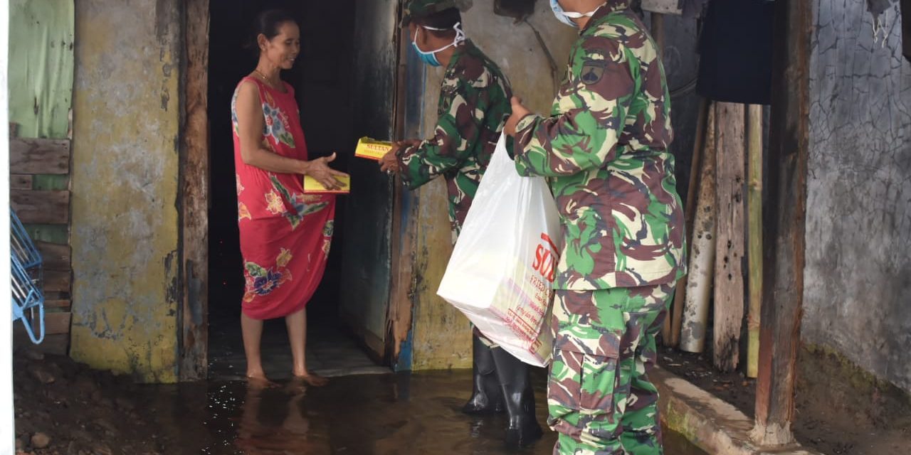 Jum’at Berkah, Danramil Sayung Bagikan Nasi Kotak untuk Warga Terdampak Banjir Air Rob