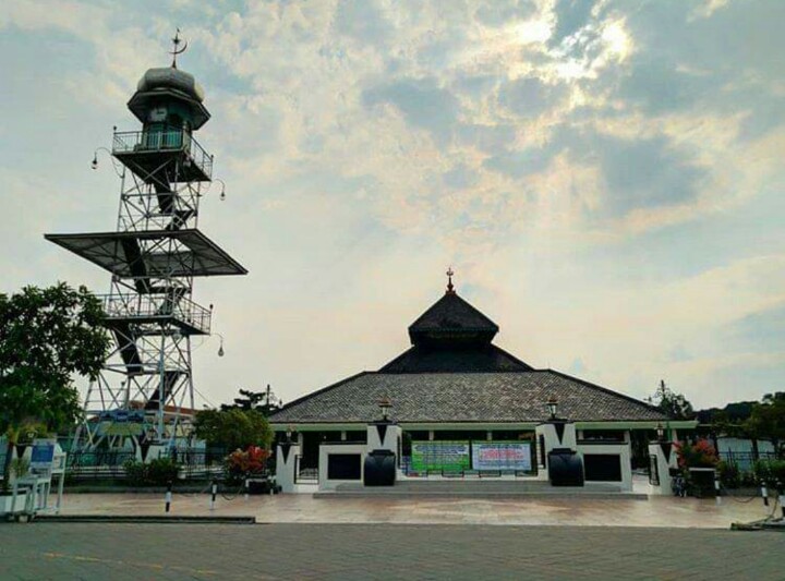 Pemberlakuan PSBT Takmir Masjid Agung Demak Hentikan Sementara Kegiatan Ibadah