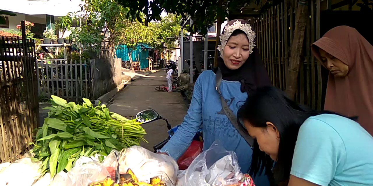 Perempuan Hebat Hidupi 3 Anak Yatim , Jualan Sayuran dan Lauk Keliling