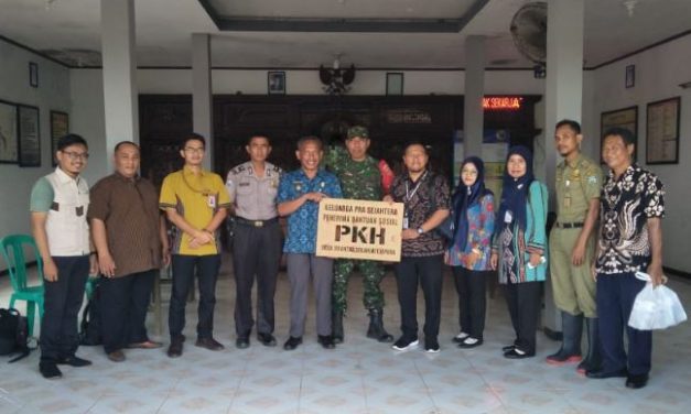 GEBRAKAN BARU PETINGGI DESA BRANTAKSEKARJATI LABELISASI RUMAH WARGA PENERIMA PKH