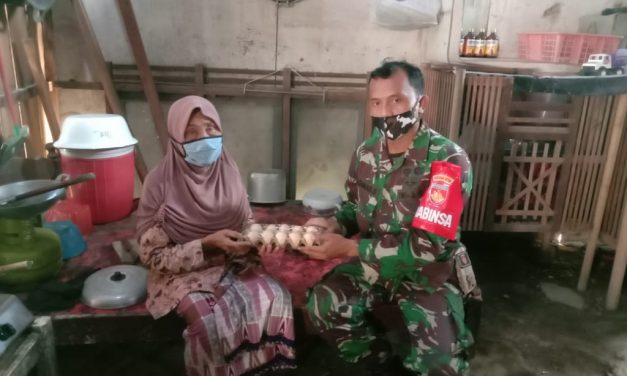Bantu Warga Terdampak Covid-19, Babinsa Banyumeneng Bagikan Sembako