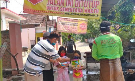 Kampung Dilockdown Karang Taruna Bagikan Peralatan Gambar Untuk Anak Anak