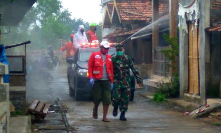 PMI Demak Adakan Penyemprotan Disinfektan di Pasar dan Masjid Desa Kedungmutih