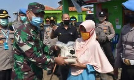 Dandim Bersama Forkopimda Bagikan 5.275 Ton Beras Kepada Warga Terdampak Rob di Demak