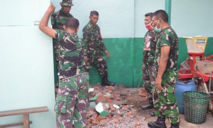 Kepala Staf Kodim 0716/Demak Mayor Inf Kadarusman Turun Langsung Renovasi Kantor Persit