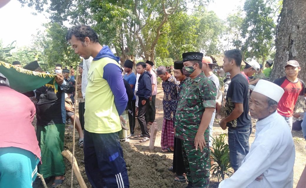 Babinsa Ini Tunggui Pemakaman Warga Yang Meninggal