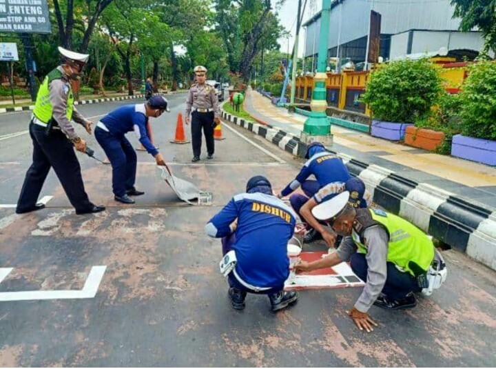 Di Lampu Merah Kendaraan Di Jepara Harus Jaga Jarak