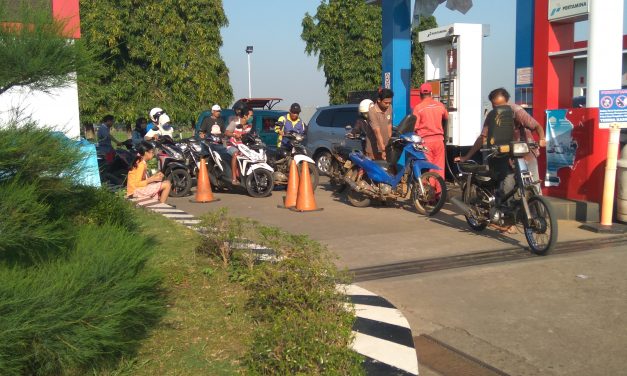 Premium Lebih murah ,Antri Tak Mengapa Kelebihan Bisa Buat Sarapan