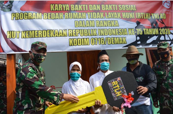 Mbah Warsipan Gembira Terima Kunci Rumah Dari Dandim Demak