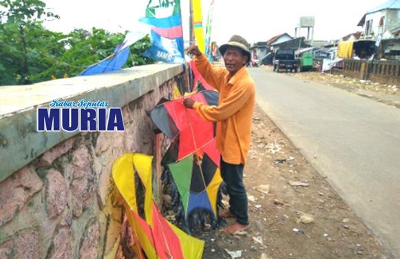 Imbas Corona Orderan Mainan Sepi , Pak Abdullah Jual Layang Layang Keliling