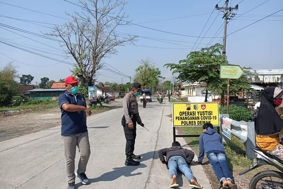 Polsek Karangawen Gelar Operasi Yustisi, Warga Tak Pakai Masker Disanksi Push Up