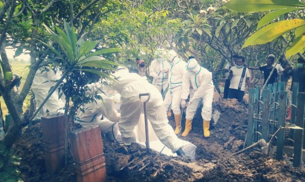 Babinsa Mranggen, Dampingi Pemakaman Warga Dengan Prosedur Covid-19.