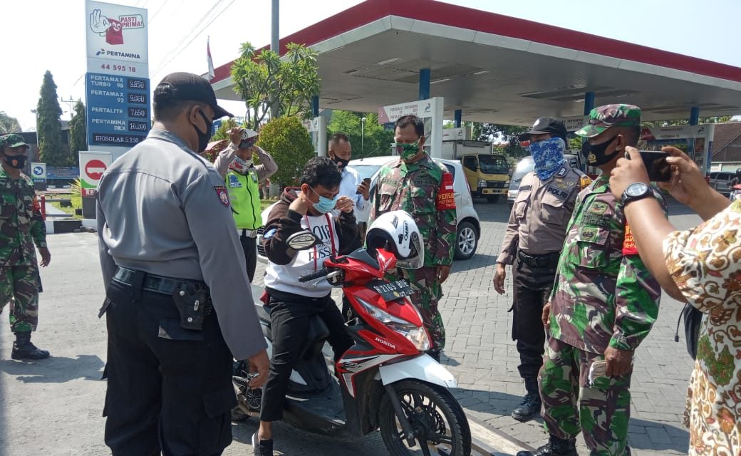 Gelaran OYPPK di Depan SPBU Bandungrejo,Warga Tak Pakai Masker Kena Teguran